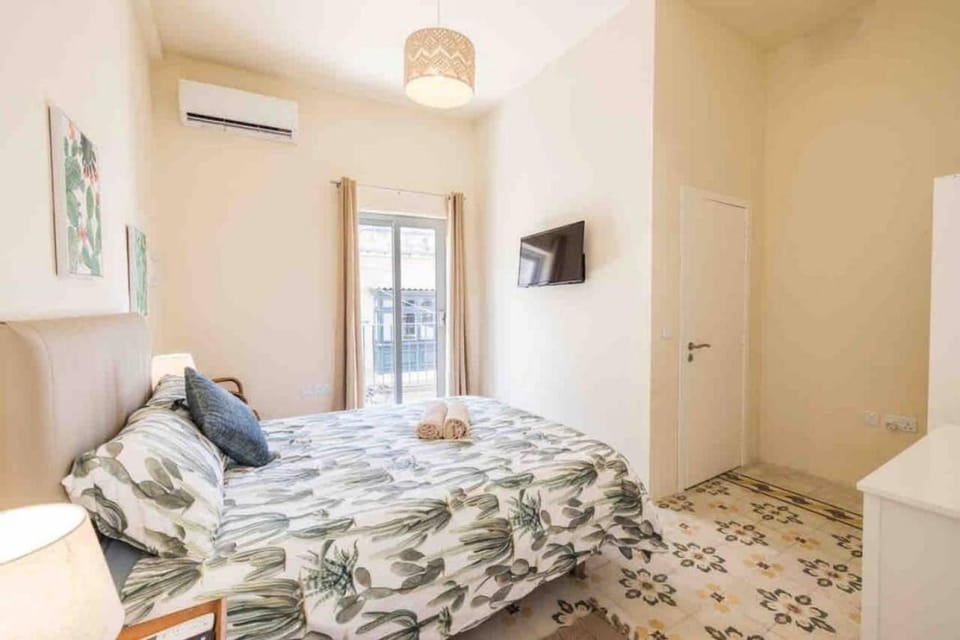 Bed, TV and multimedia, Photo of the whole room, Bedroom, towels, wardrobe, air conditioner