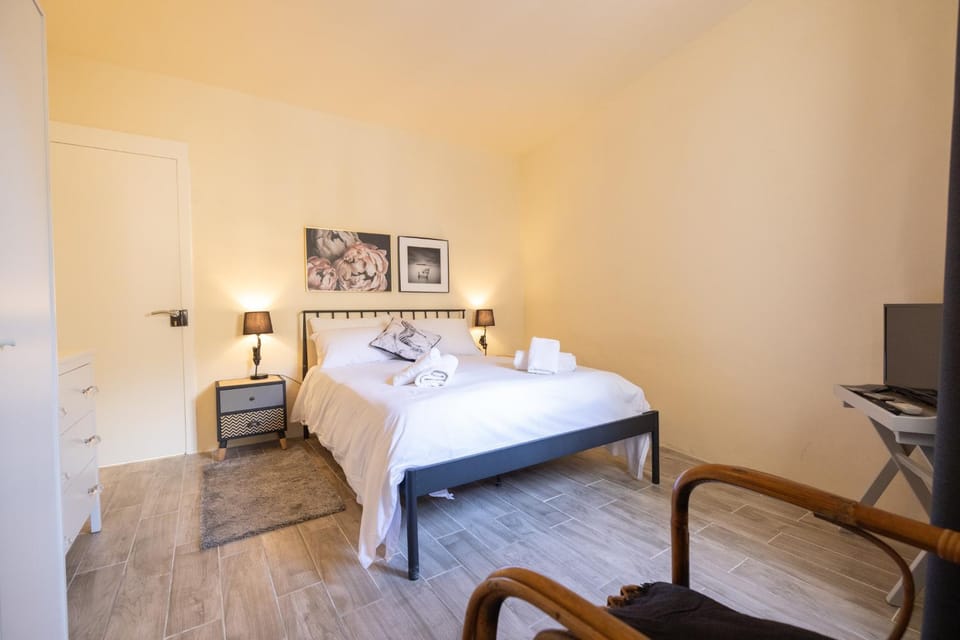 Bed, TV and multimedia, Photo of the whole room, Bedroom, towels