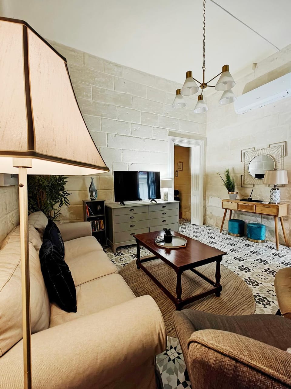 TV and multimedia, Living room, Seating area, Evening entertainment