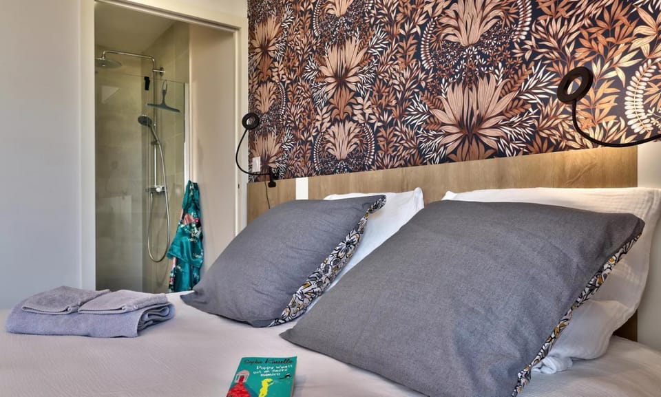 Shower, Bed, Bathroom, Photo of the whole room, Bedroom, towels