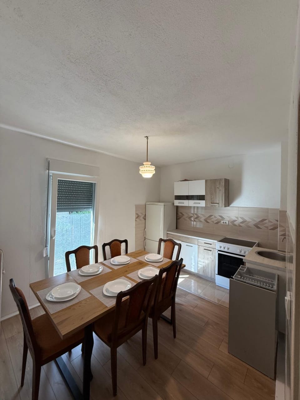 Kitchen or kitchenette, Dining area