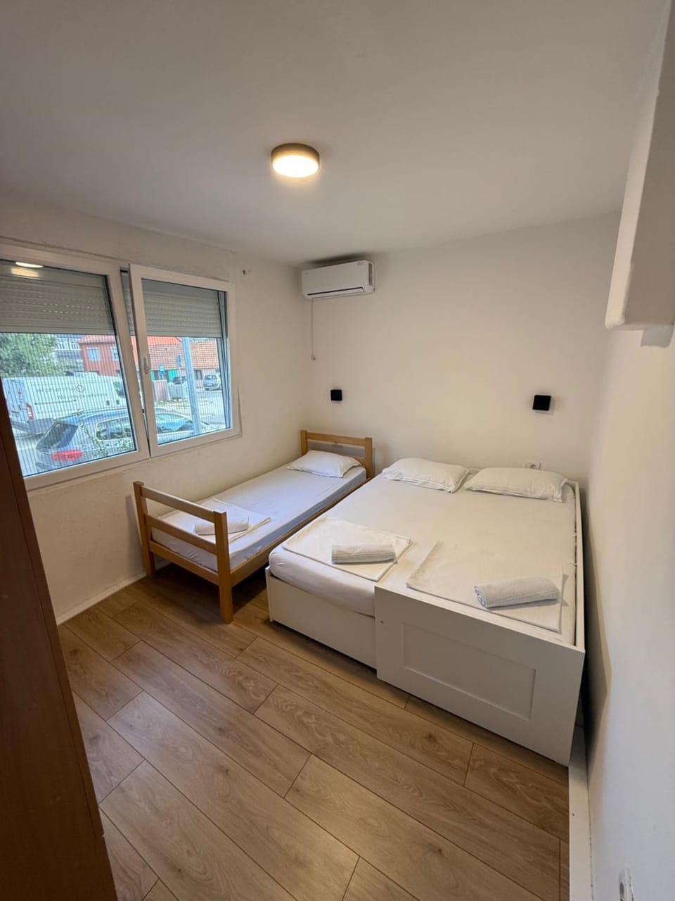 Bedroom, towels, air conditioner