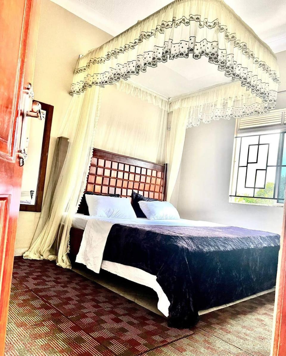 Apartment - Sleeps 2 - Parking - Garden Apartment in Kampala