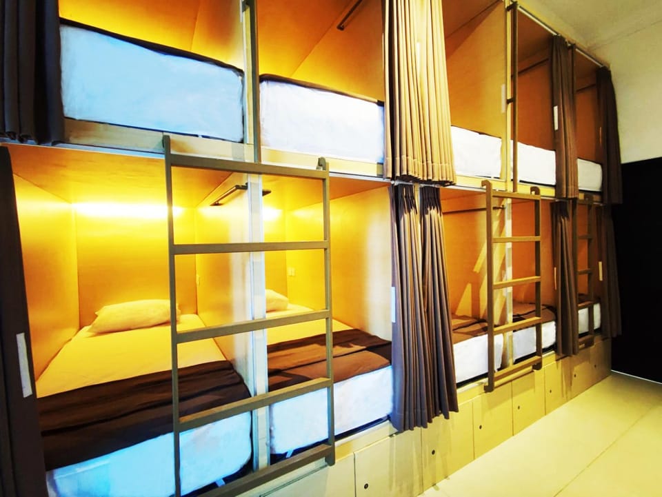 Property building, Bed, Bedroom