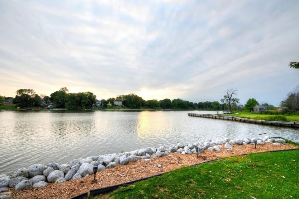 Riverfront Retreat! Water front and dog friendly! Villa in Two Rivers