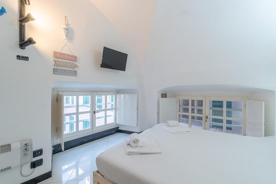 Bed, Photo of the whole room, towels