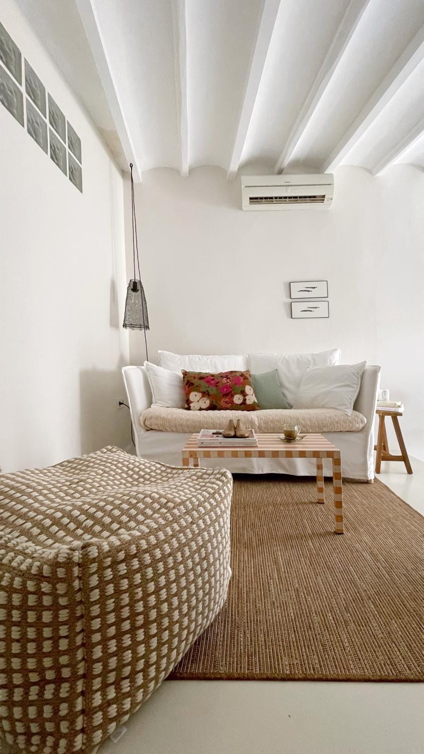 Living room, Seating area, air conditioner