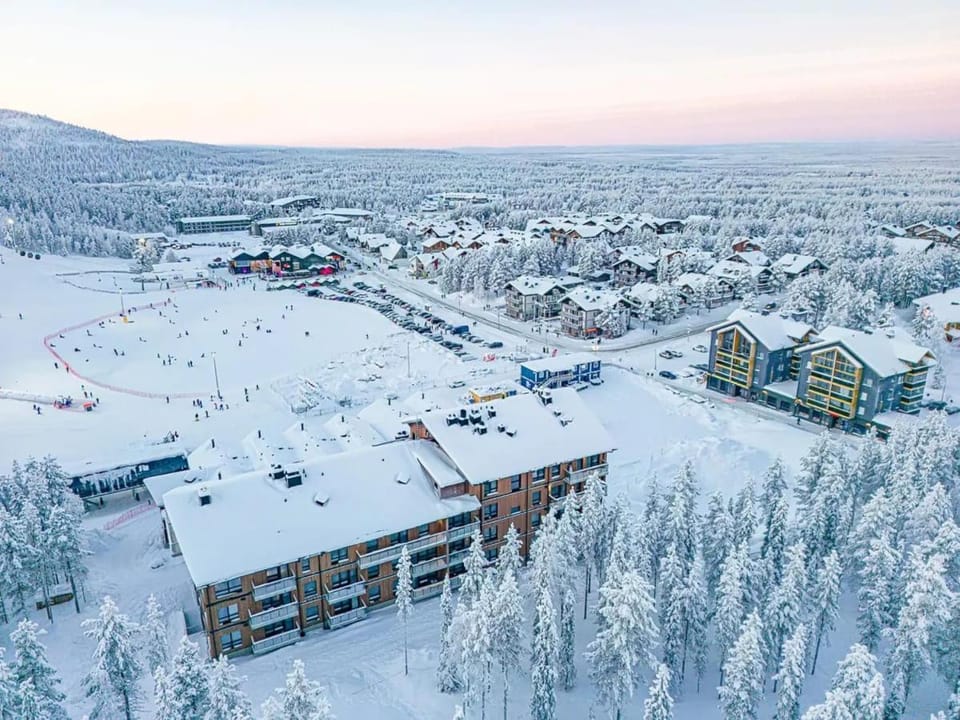Property building, Day, Neighbourhood, Natural landscape, Winter, Mountain view