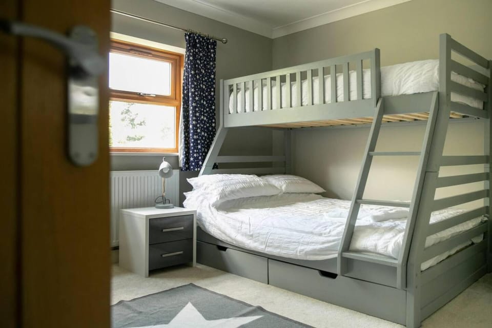 4 Bed House Sleeps 9 - Parking Garden Bbq Wifi House in England