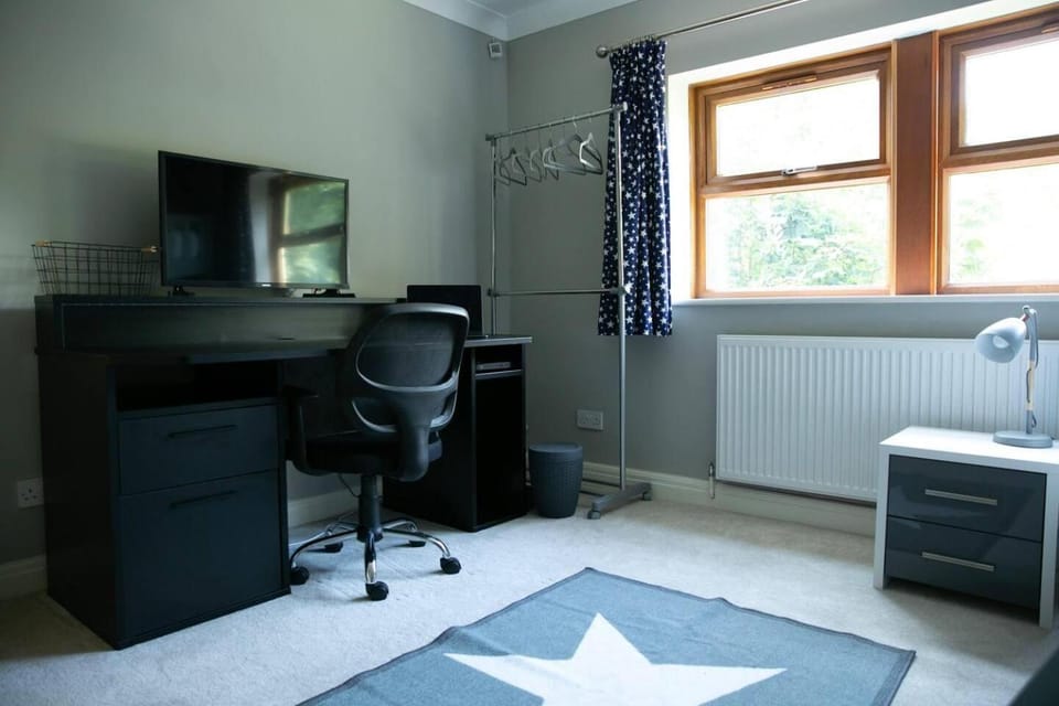 4 Bed House Sleeps 9 - Parking Garden Bbq Wifi House in England