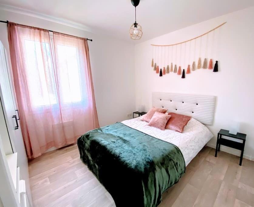 Bed, Photo of the whole room, Bedroom