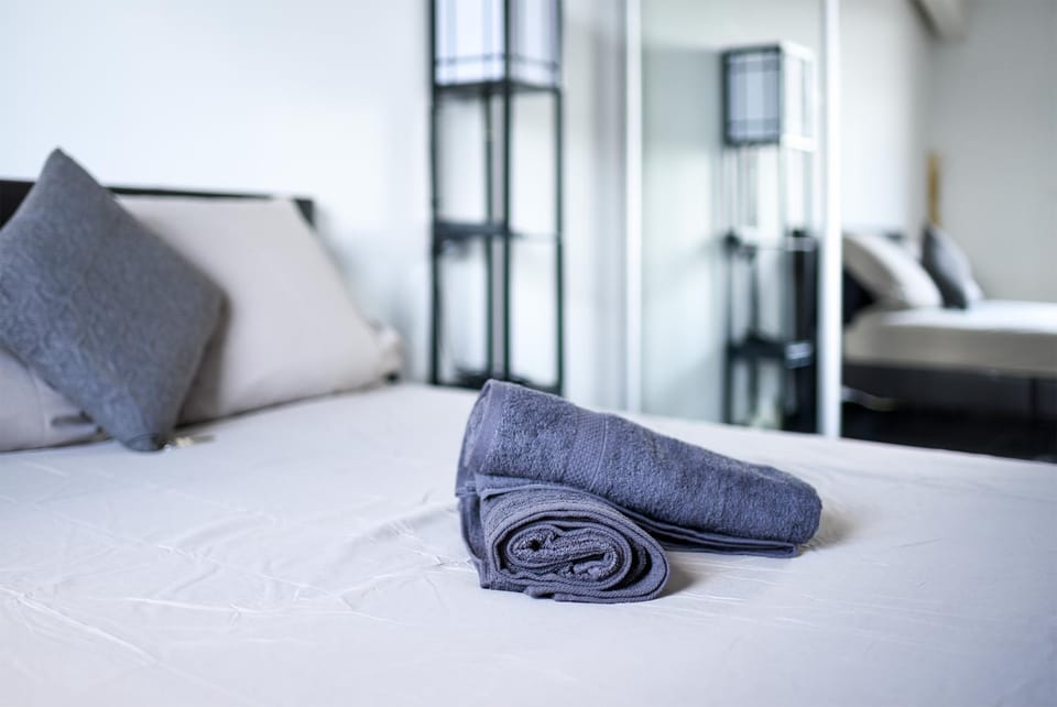 Bed, towels