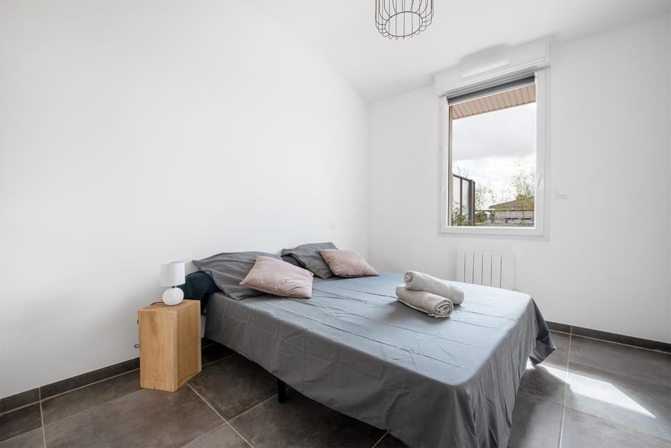 Bed, Photo of the whole room, Bedroom, towels
