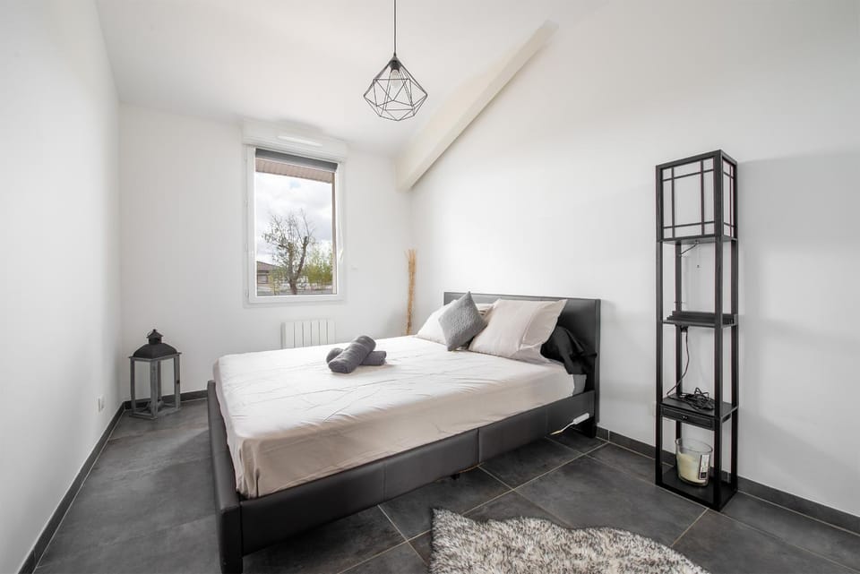 Bed, Photo of the whole room, Bedroom, towels