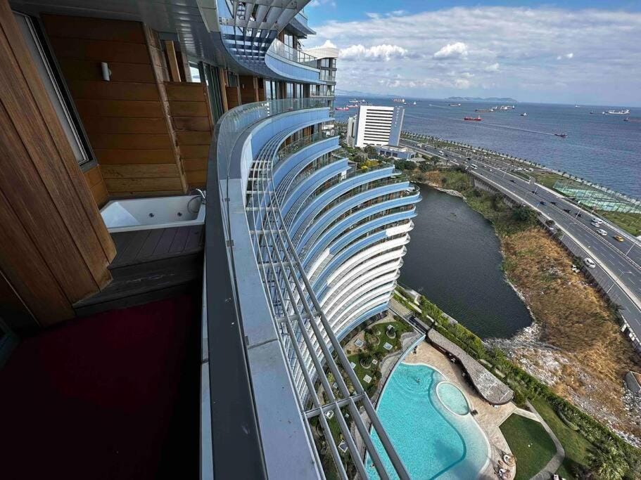 Property building, Day, Natural landscape, Bird's eye view, View (from property/room), Balcony/Terrace, City view, Pool view, Sea view, Swimming pool