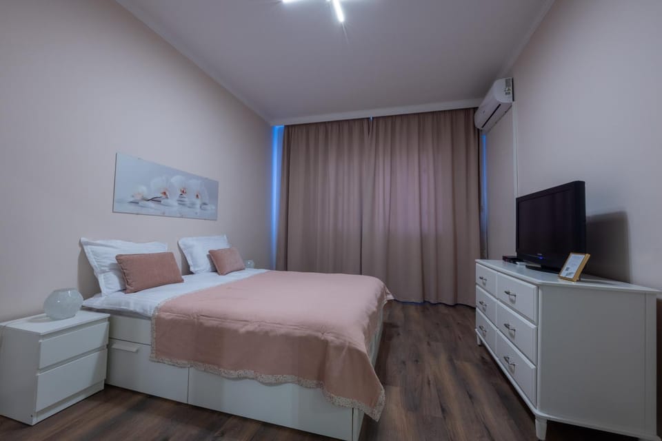 Bed, TV and multimedia, Bedroom, hair dresser