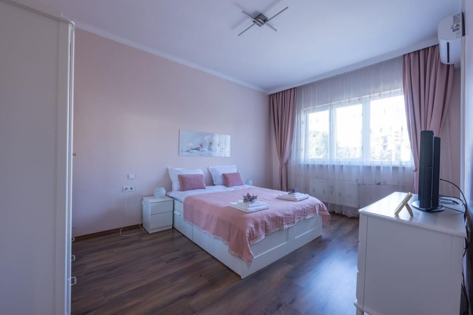Communal lounge/ TV room, Bed, TV and multimedia, Bedroom, air conditioner