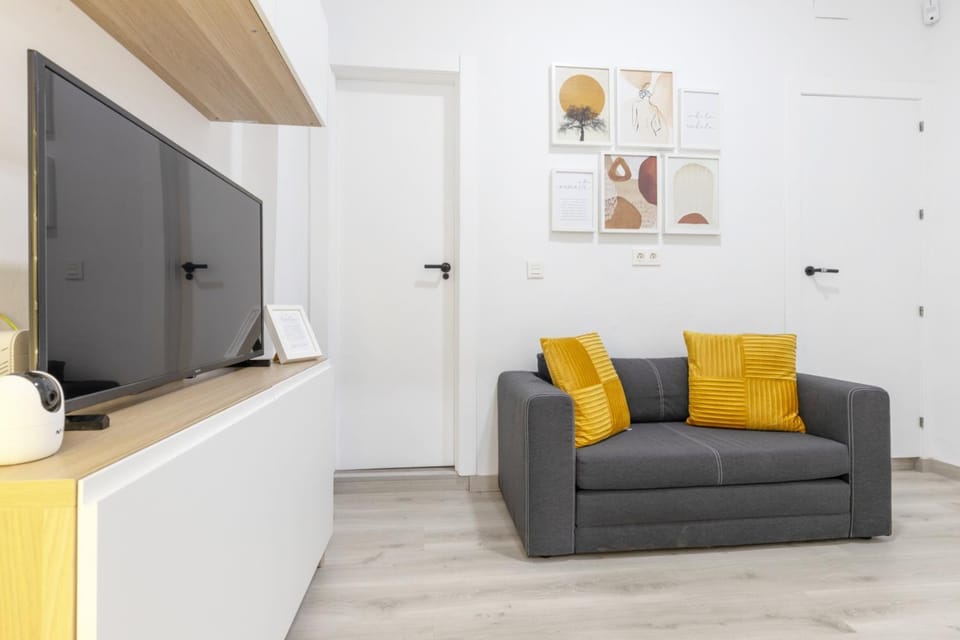 TV and multimedia, Living room, Seating area, Evening entertainment