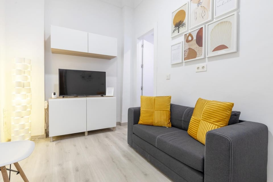 TV and multimedia, Living room, Seating area, Evening entertainment