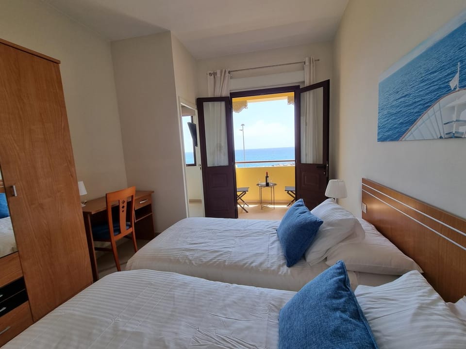 Bed, Balcony/Terrace, Photo of the whole room, Seating area, Bedroom, Sea view