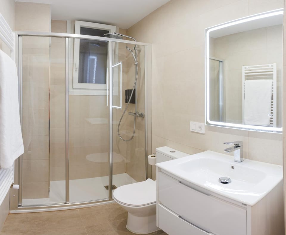 Shower, Toilet, Bathroom, towels