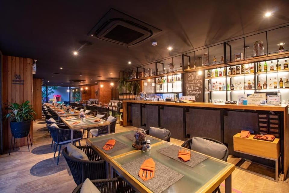 Lounge or bar, Food and drinks, Food