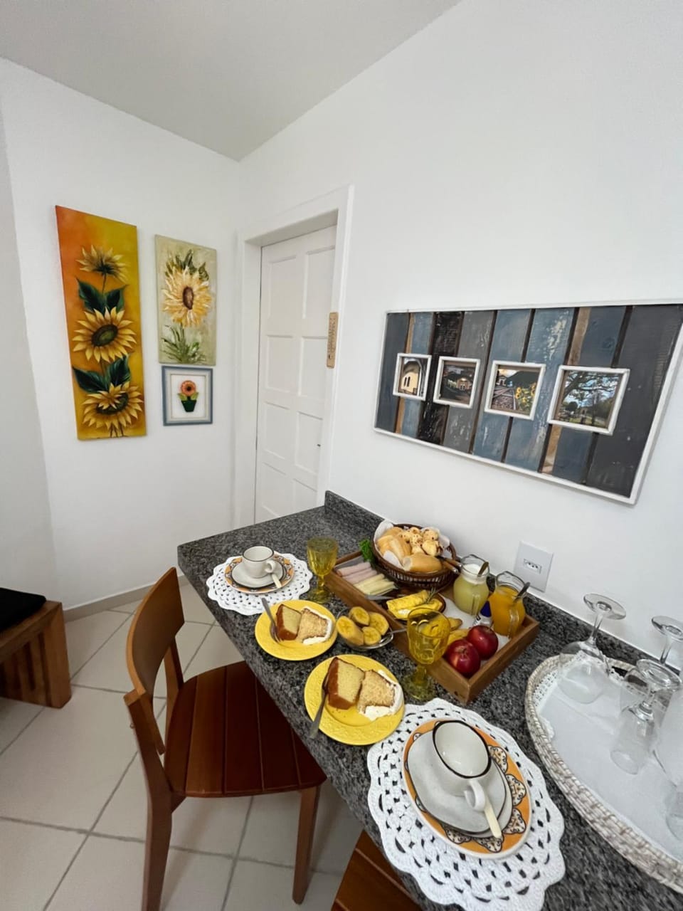 Living room, Food and drinks, Seating area, Dining area, Food, Breakfast, Continental breakfast, Lunch, Dinner