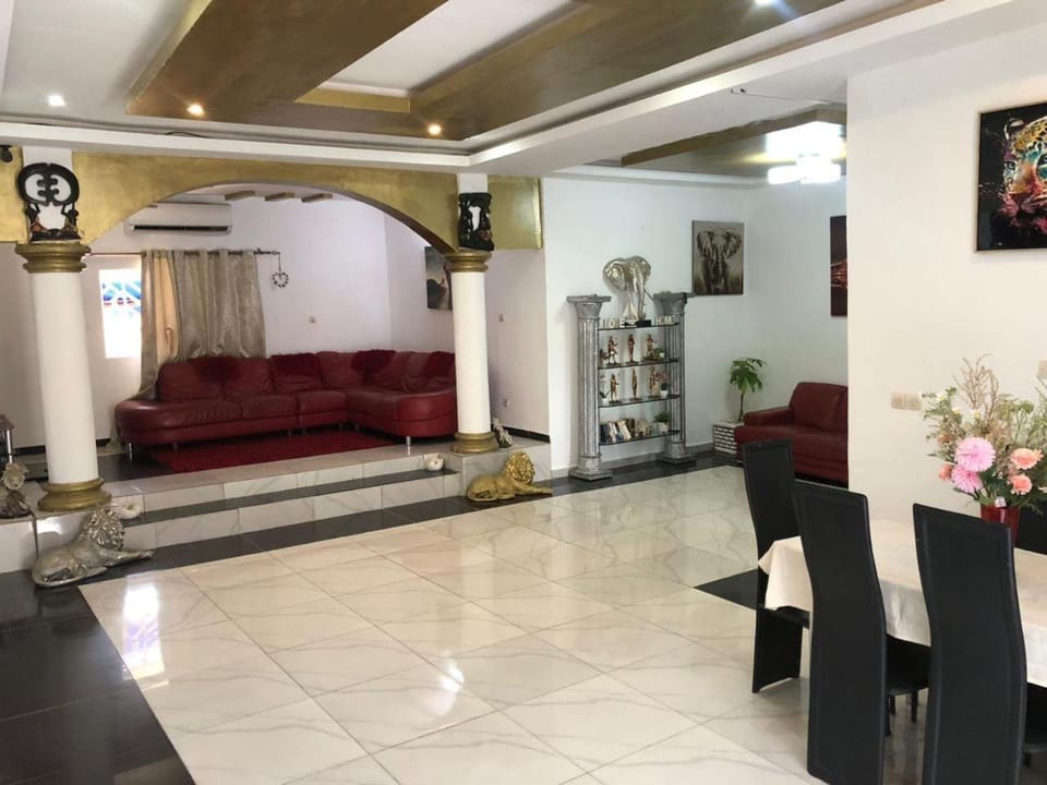 3-Bed Apartment Sleeps 6 - Garden Parking Pets Apartment in Africa