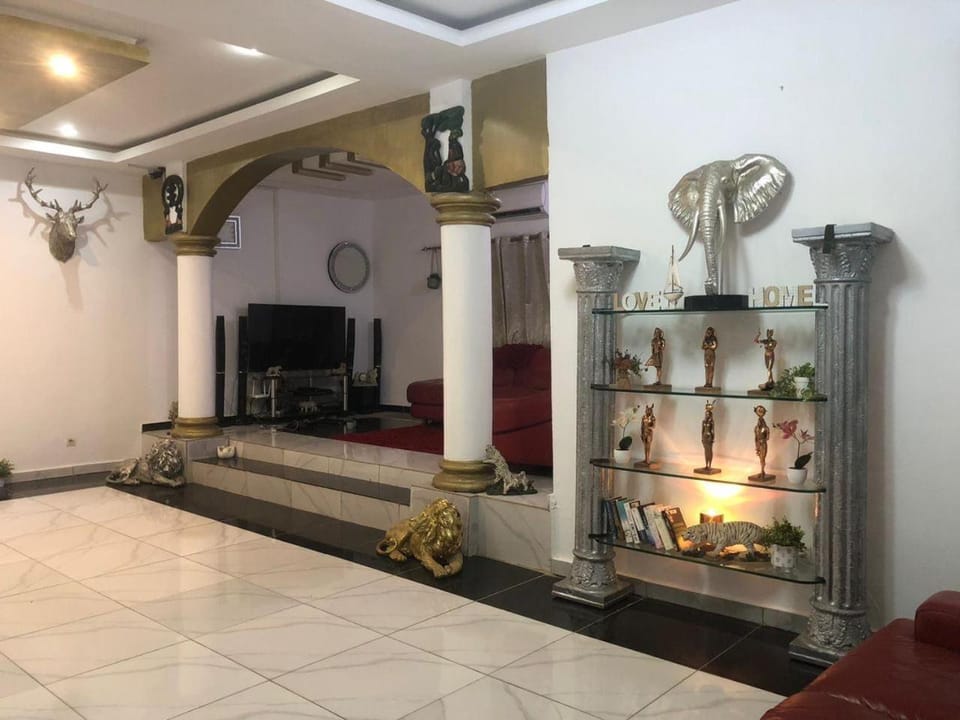 3-Bed Apartment Sleeps 6 - Garden Parking Pets Apartment in Africa