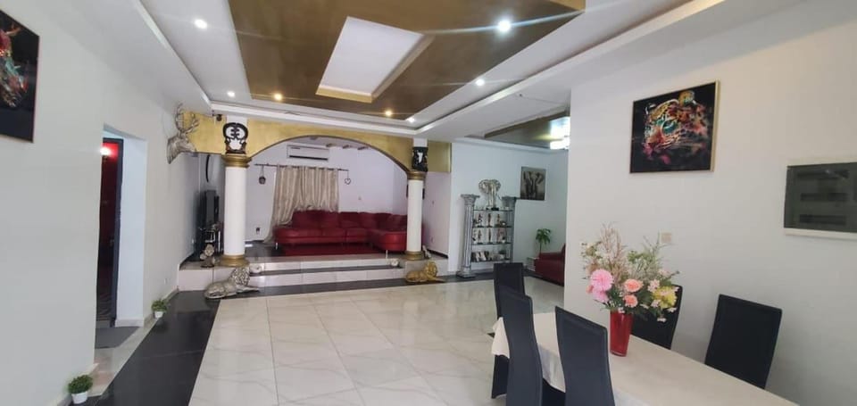 3-Bed Apartment Sleeps 6 - Garden Parking Pets Apartment in Africa