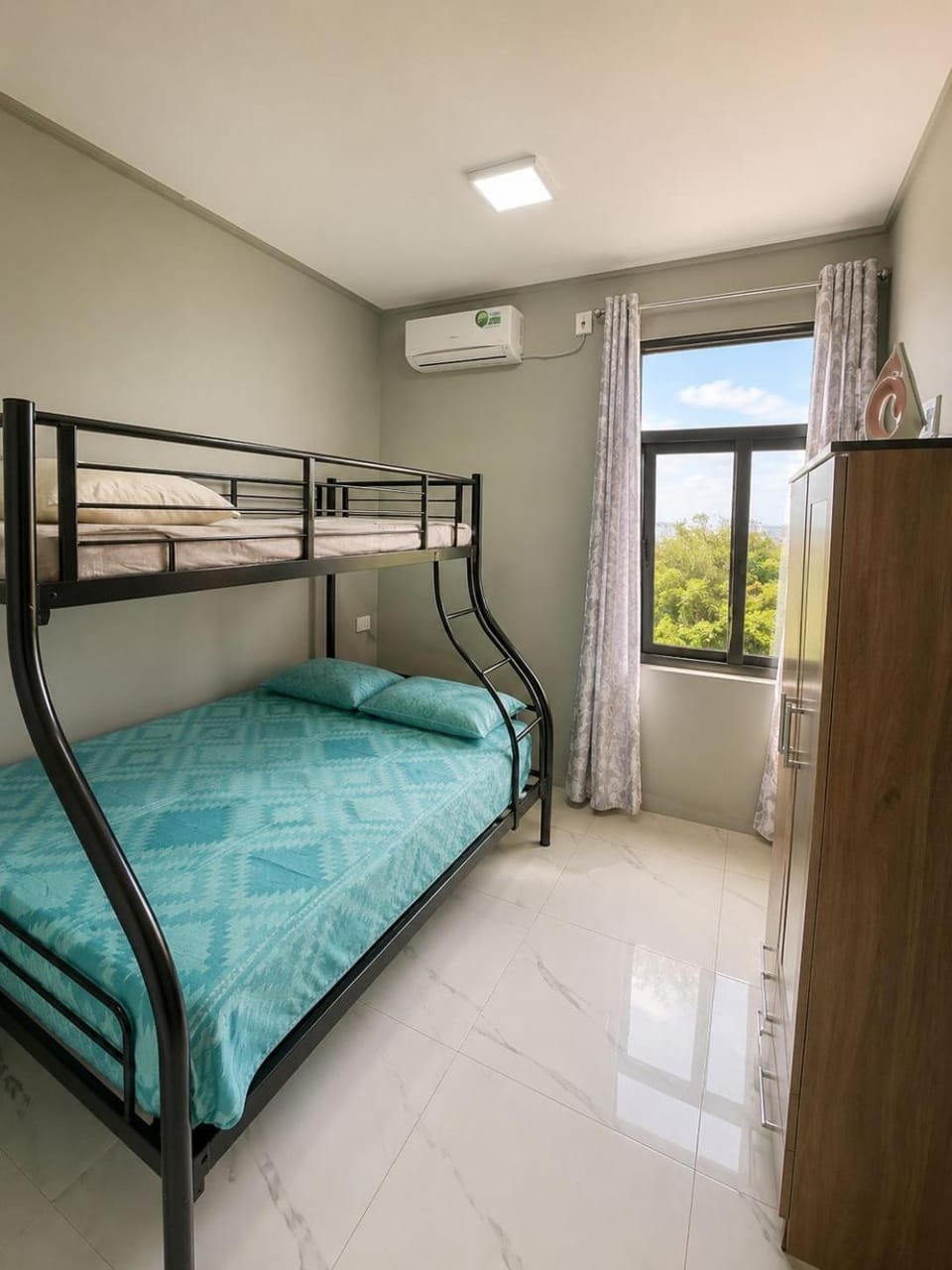 Bed, Photo of the whole room, Bedroom, bunk bed, air conditioner