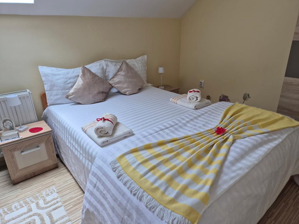 Bed, Photo of the whole room, Bedroom, towels