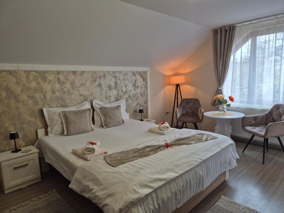 Bed, TV and multimedia, Photo of the whole room, Bedroom, towels