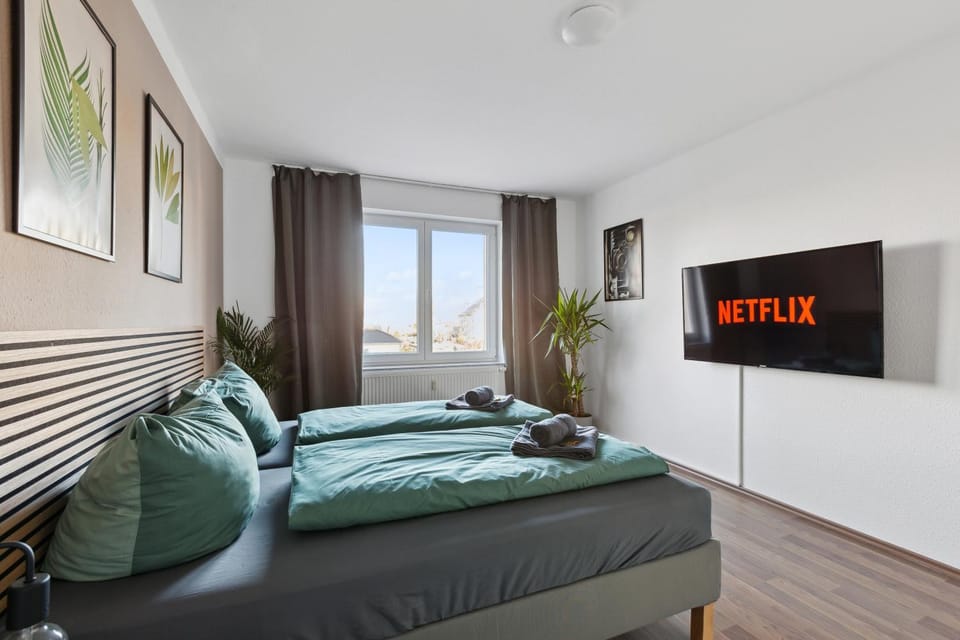 Bed, TV and multimedia, Bedroom