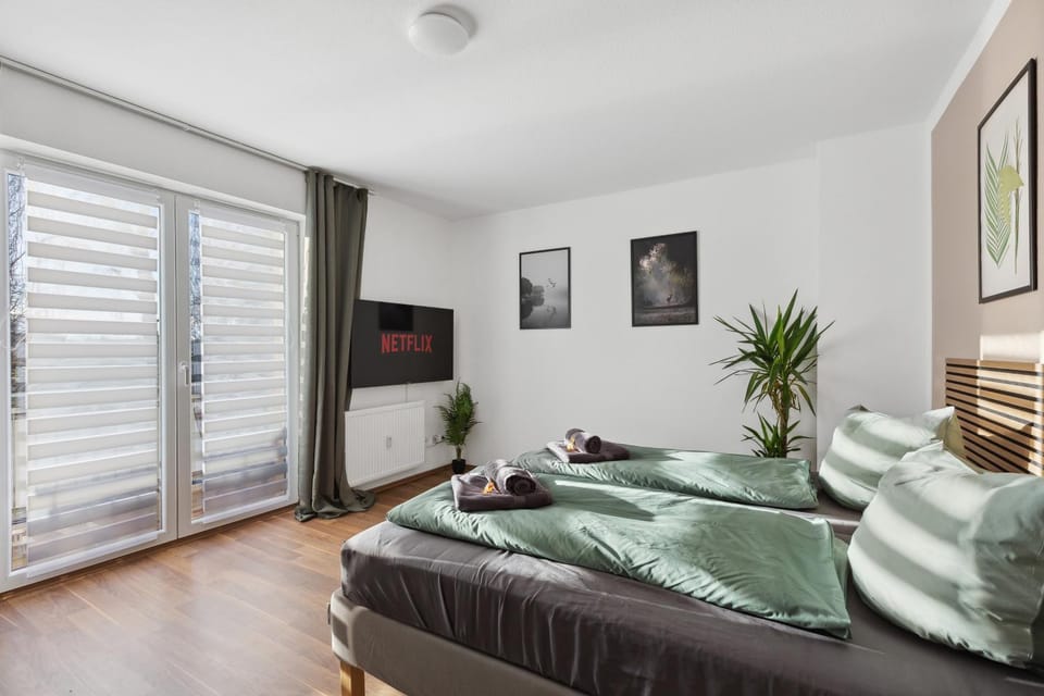 Bed, TV and multimedia, Bedroom