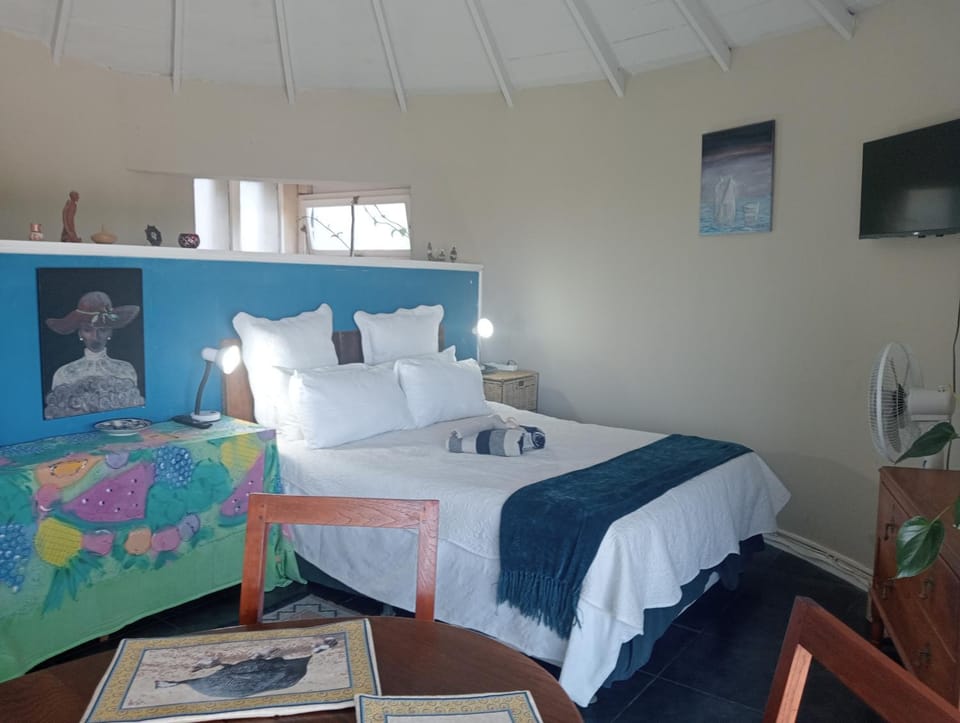 Bed, TV and multimedia, Photo of the whole room, Bedroom, towels