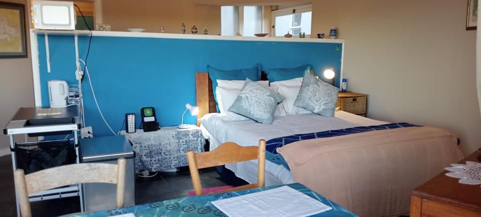 Bed, Photo of the whole room, Seating area, Bedroom
