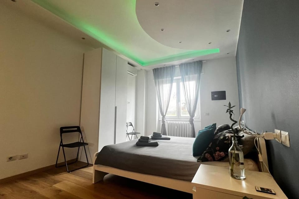 Communal lounge/ TV room, Bed, TV and multimedia, Photo of the whole room, Decorative detail, Decorative detail, Seating area, Bedroom, air conditioner, air conditioner