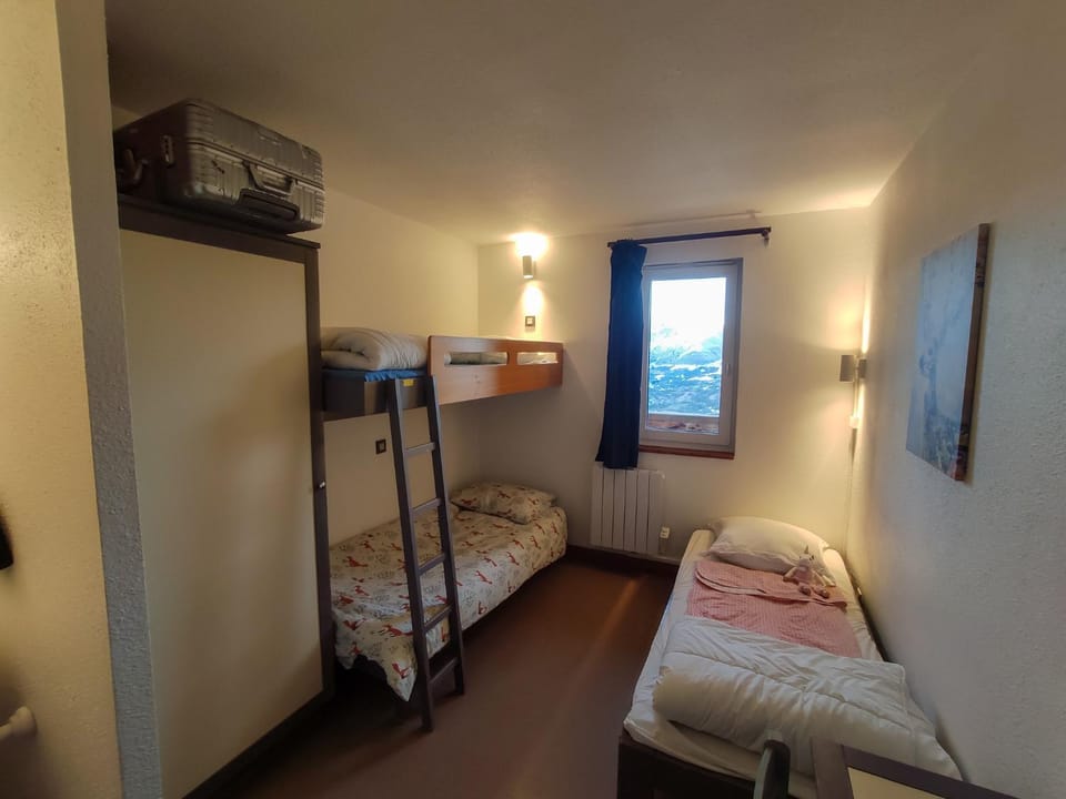 Bed, Photo of the whole room, Bedroom, bunk bed
