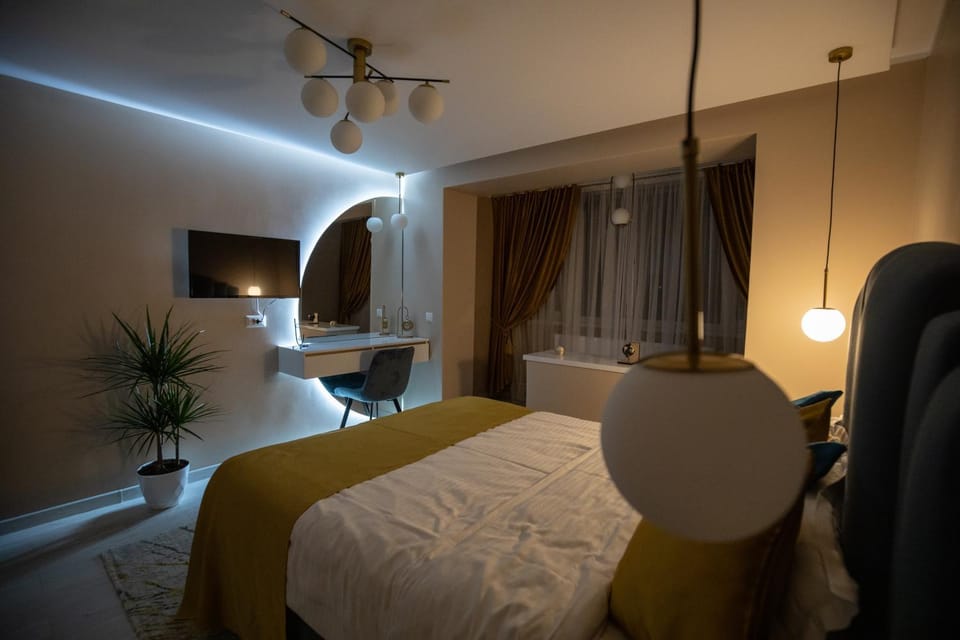TV and multimedia, Seating area, Bedroom