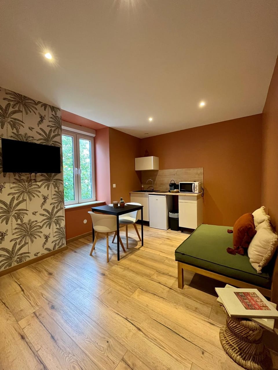 TV and multimedia, Living room, Seating area, Dining area, minibar, stove