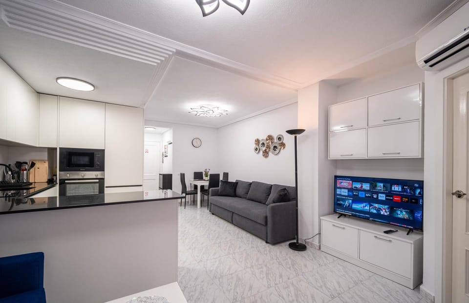 Calle Dinamarca 3 , Beautiful one bedroom appartment, recently renovated, 1 min from Los Locos beach Apartment in Torrevieja