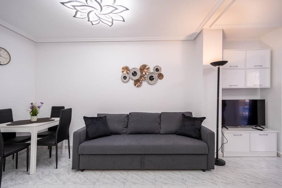 Calle Dinamarca 3 , Beautiful one bedroom appartment, recently renovated, 1 min from Los Locos beach Apartment in Torrevieja