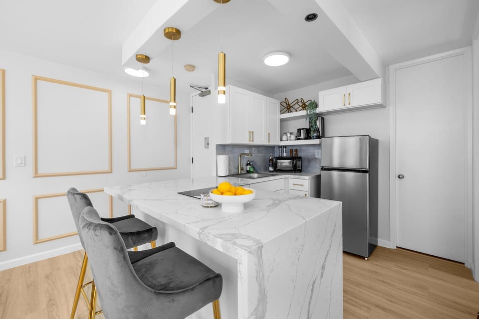 Kitchen or kitchenette, minibar, stove, toaster