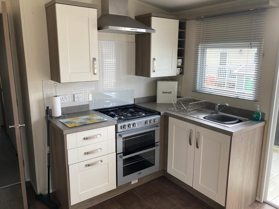 Kitchen or kitchenette, Internal: Not applicable to any particular room