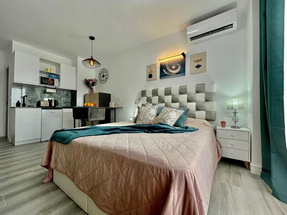 Bed, Kitchen or kitchenette, Living room, Photo of the whole room, minibar, air conditioner