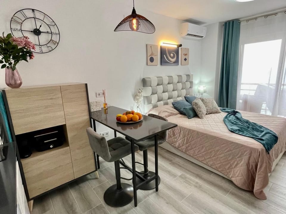 Bed, Balcony/Terrace, Dining area, air conditioner