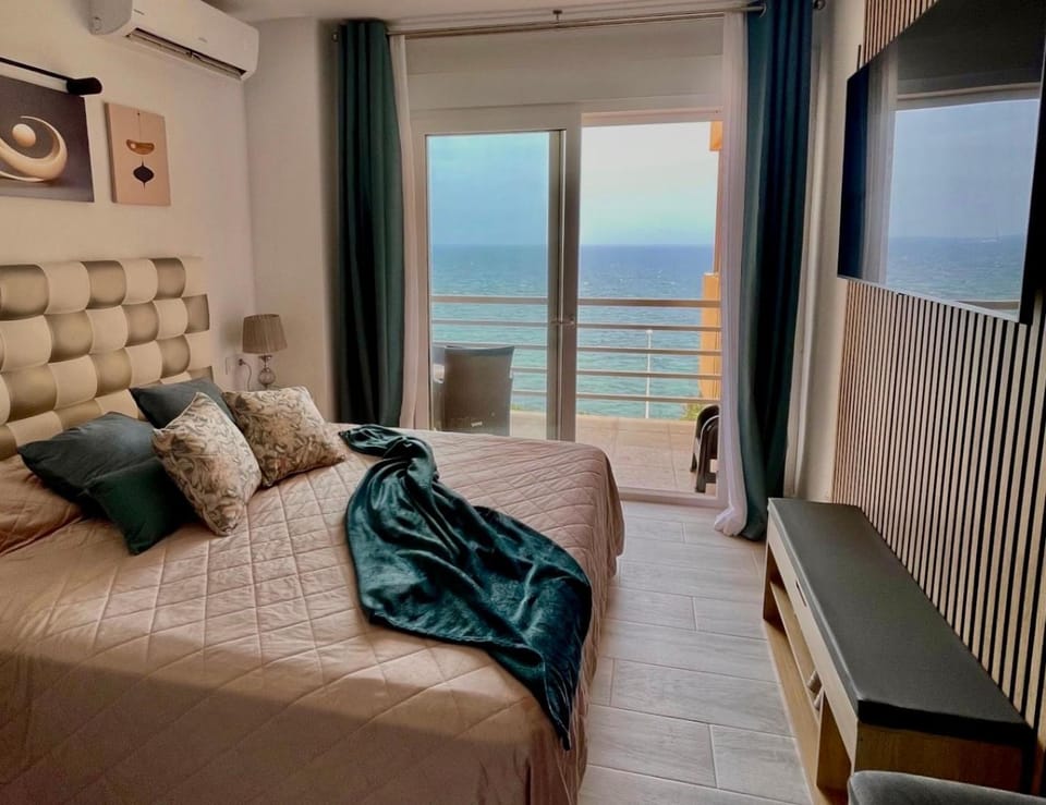 Bed, TV and multimedia, View (from property/room), Balcony/Terrace, Photo of the whole room, Bedroom, Sea view, air conditioner