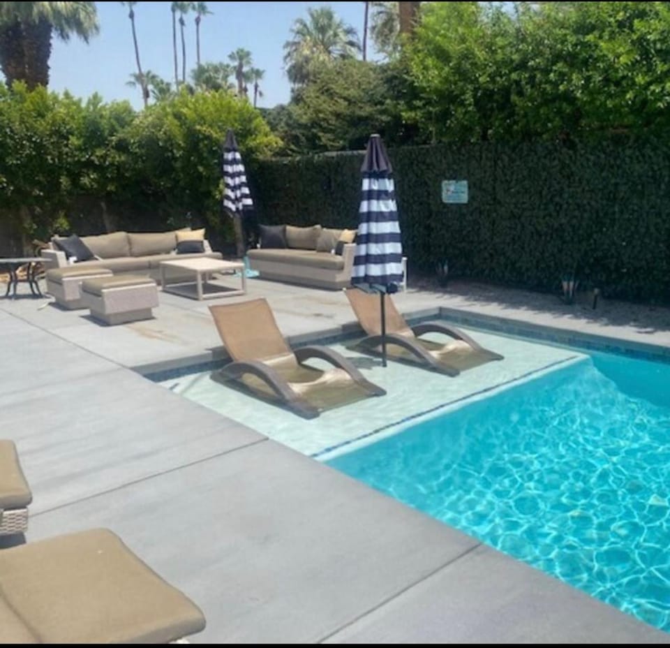 Palm Springs Family Fun, Mid Century with pool and spa Villa in Palm Springs