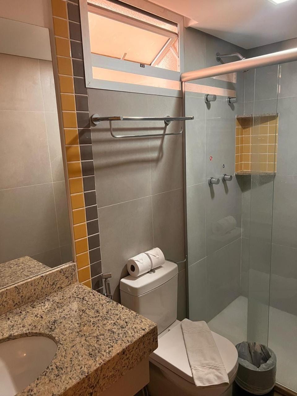 Shower, Toilet, Bathroom, towels